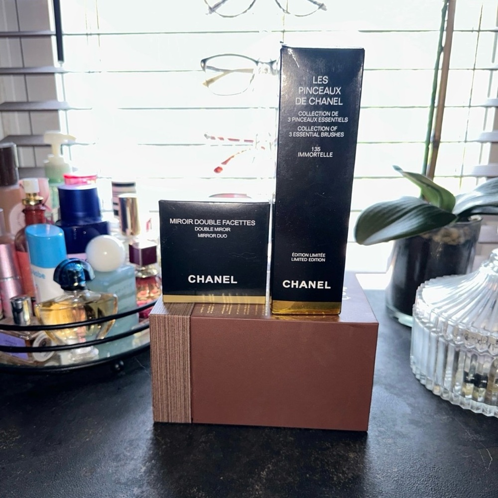 CHANEL Makeup Brush Set with Lavender Case - Picture 5 of 5